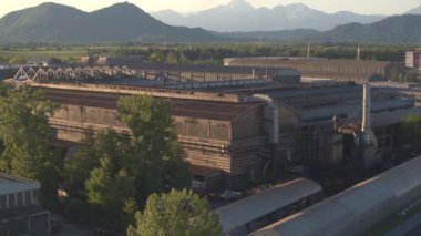 Büyük sanayi bölgesi etrafında uçan