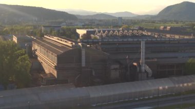 Büyük sanayi bölgesi etrafında uçan