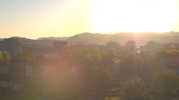 Sole sorgere del sole che splende sulla città — Video Stock