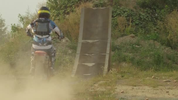 Profesionální moto cross biker skoky — Stock video