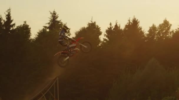 Motocross jezdec na koni fmx motorky — Stock video