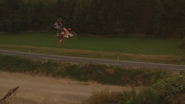 Motocross-Fahrer fährt fmx Motorrad — Stockvideo