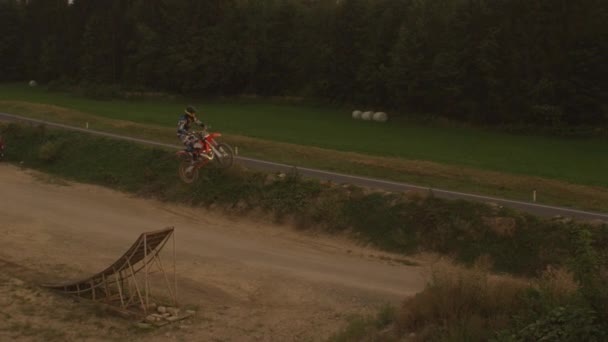 Motocross versenyző lovaglás fmx motoros — Stock videók