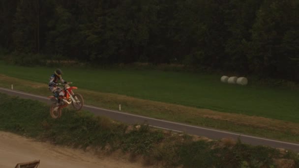 Motorcross rider paardrijden fmx motor — Stockvideo