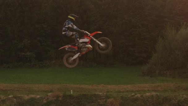 Motocross rider montar en moto fmx — Vídeos de Stock