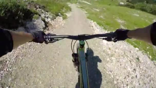 Motociclista extremo montando en el parque de bicicletas — Vídeos de Stock