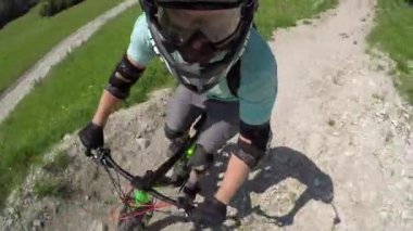 Aşırı motorcu yokuş aşağı e-bisiklet sürme