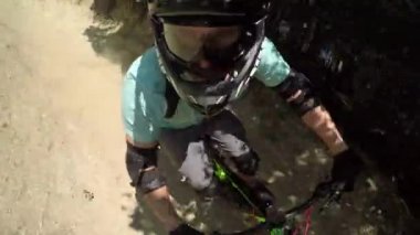 Aşırı motorcu yokuş aşağı e-bisiklet sürme