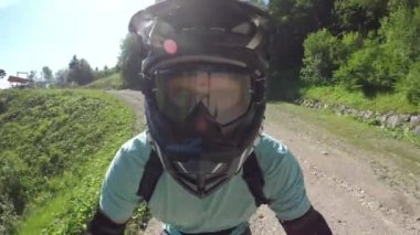 yokuş aşağı sürme motorcu başlar 