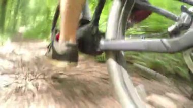 Genç motosiklet binme Elektrikli bisiklet