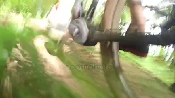 Biker paardrijden elektrische fiets — Stockvideo