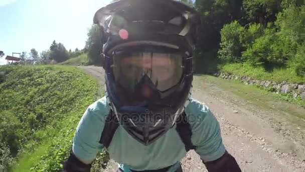 Motociclista começa a andar descida — Vídeo de Stock