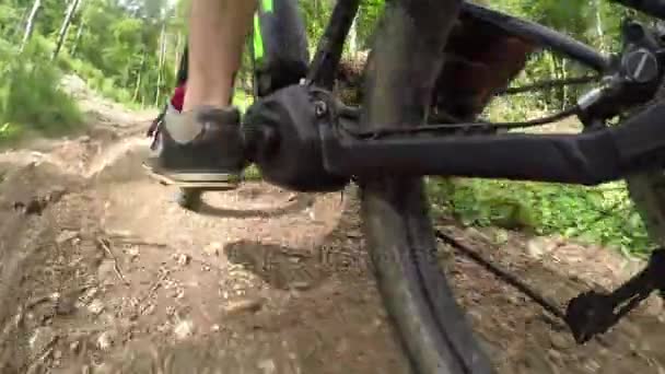 Biker paardrijden elektrische fiets bergop — Stockvideo