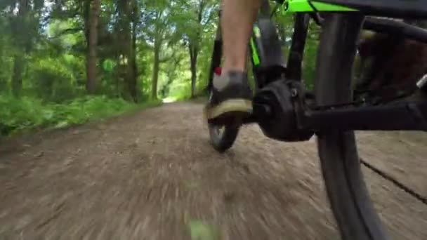 Biker rijden en trappen van de elektrische fiets — Stockvideo