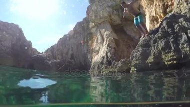 Yavaş hareket sualtı: çiftlikteki güneşli tatile okyanus su dalış adam