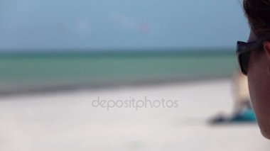 Yakın: Genç kadın rüya gibi Zanzibar plajda kalp el ile yapma