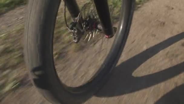 Rueda de neumático de bicicleta girando rápido — Vídeo de stock