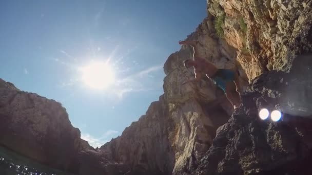 SLOW MOTION SOUS-EAU : Happy man flip sauter dans l'eau pendant les vacances d'été amusantes — Video