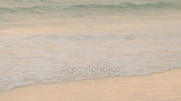 クローズ アップ: 波打つ見事な滑らかな砂のビーチを洗浄エメラルド海波の泡 — ストック動画