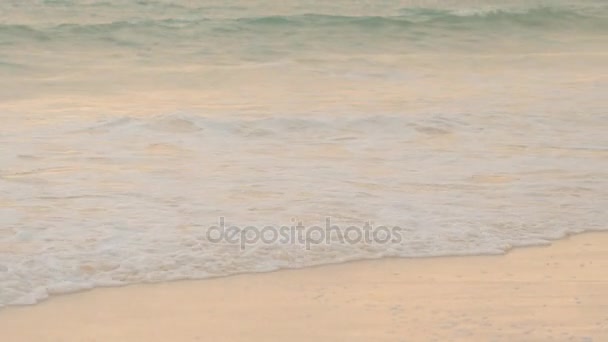 CLOSE UP: Rippling emerald ocean wave foam washing stunning smooth sandy beach — Stock Video