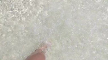 Yakın: sığ berrak okyanus sularında yürüyüş tanınmayan kadın