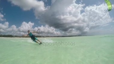 Ağır çekim: kiter kiteboarding shaka sörf işaret gösteren kamera geçmiş gülümseyen
