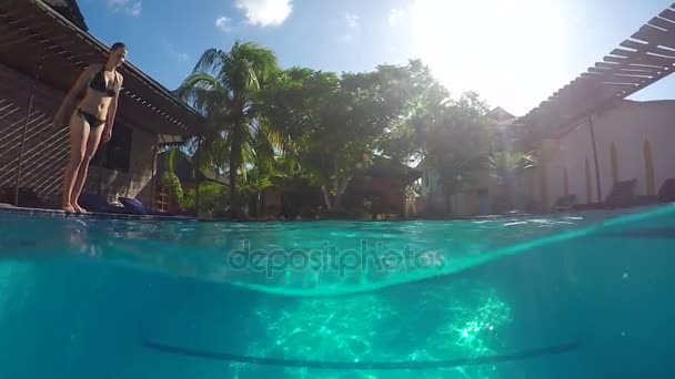 FECHAR UP: Mulher bonita pulando na cabeça da piscina primeiro e mergulho — Vídeo de Stock