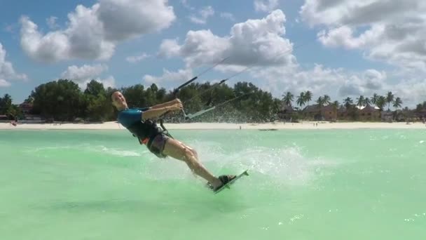 Zwolnionym tempie: Szczęśliwy młody internauta kobieta kiteboarding w pięknej laguny niebieski — Wideo stockowe