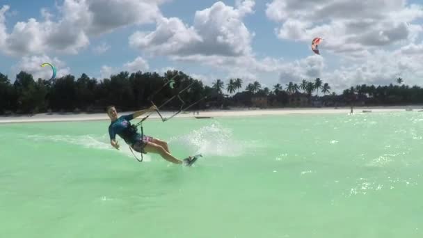 Ağır çekim: Mutlu sörfçü kız kitesurfing şaşırtıcı mavi Zanzibar lagün içinde — Stok video