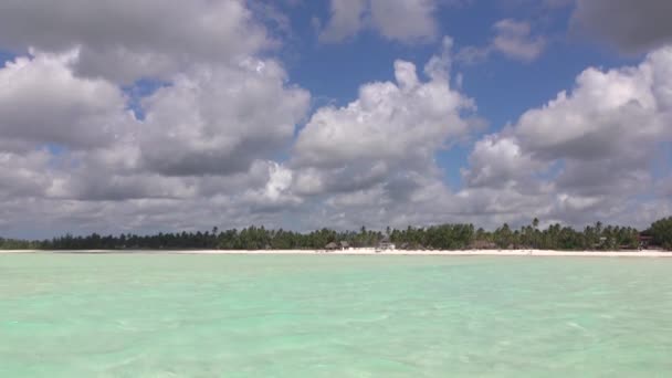 エキゾチックなザンジバル島の前の美しい絵のようなターコイズ ブルーの海のラグーン — ストック動画