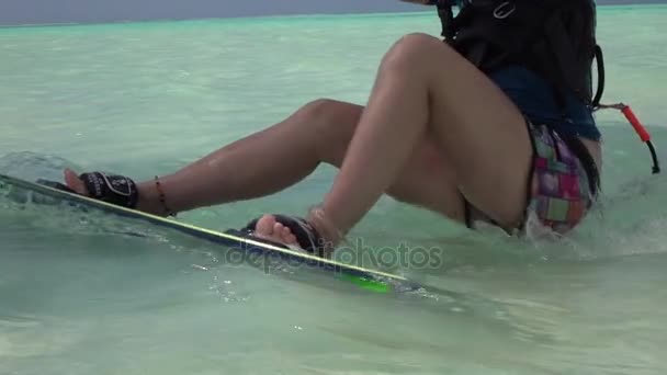 スローモーション: カイト水の開始を作るサーファーの女の子と kitesurfs 距離 — ストック動画