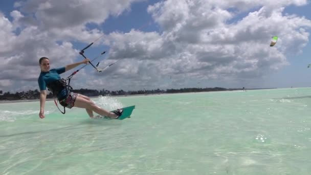 Lassú mozgás: Vidám szörfös lány, szórakoztató kitesurfing csodálatos smaragd óceán — Stock videók