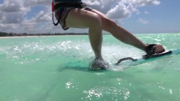 Zeitlupe Nahaufnahme: Surfermädchen beim Kitesurfen dreht Spritztropfen — Stockvideo