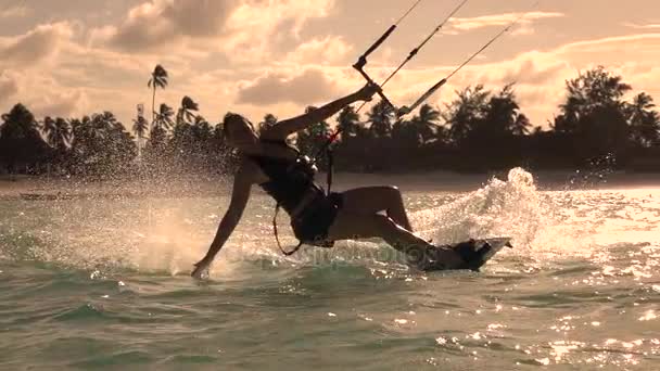 Zeitlupe aus nächster Nähe: Glücklich lächelndes Kitemädchen beim Kitesurfen und Wasserspritzen — Stockvideo
