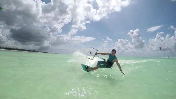 Slow Motion: Happy kite surfer kiteboarding en hand doen Sleep spetterend water — Stockvideo