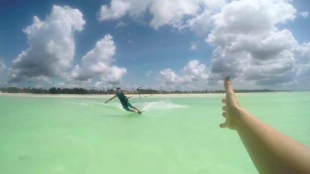 Movimiento lento FPV: sonriente cometa surfista cinco bofetadas mientras kitesurf — Vídeos de Stock