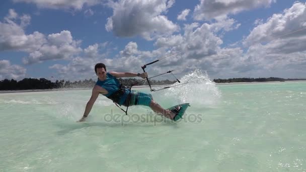 Lassú mozgás közelről: Boldog mosolygó szörfös kiteboarding egzotikus szigeten lagúna — Stock videók