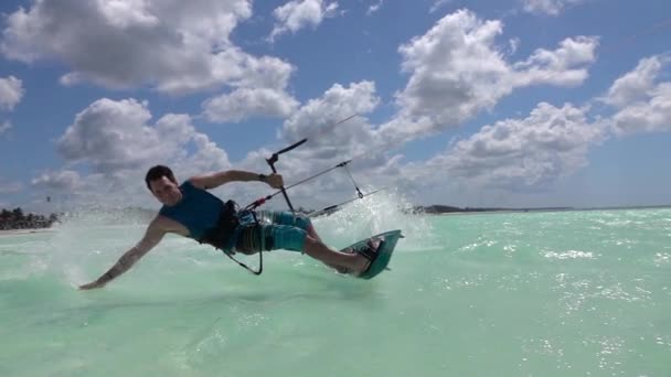 SLOW MOTION CLOSEUP: Cheerful surfer smiling and kiteboarding in tropical lagoon — Stock Video