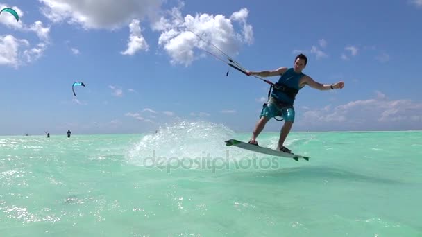 Lassú mozgás: Extrém kite szörfös kiteolni, és ugrás, fröccsenő víz, kamera — Stock videók
