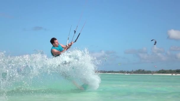 Slow Motion: Young kite surfař má zábavné skákání triky v tropických oceánů — Stock video