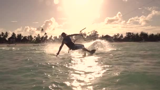 Surfer kiteboarding hand drag — Stock Video