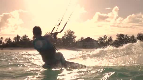 Surfista chico kitesurf y girando — Vídeos de Stock