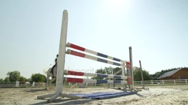 Ağır çekim: atlama çit padok içinde onun atı ile pratik kız binici