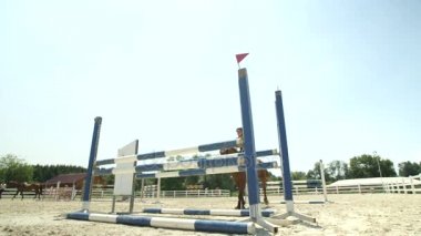 Yavaş hareket: oxer çit padok içinde onun atı ile atlama cesur binici