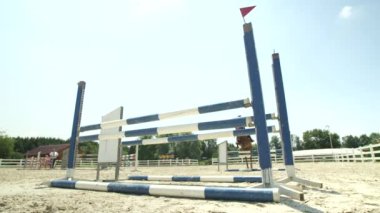 Yavaş hareket: bir atlama ders ile onun at açık havada olan kız binici
