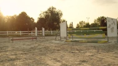 Yakın: açık havada arena günbatımında atlama genç kadın eğitim at