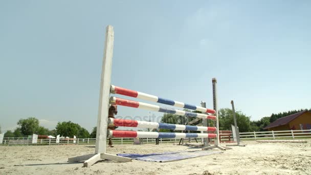 SLOW MOTION : Courageuse cavalière sautant pôle clôture avec son cheval dans le paddock — Video