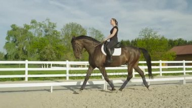 Ağır çekim: düz ön modacı içinde paça güzel karanlık defne aygır