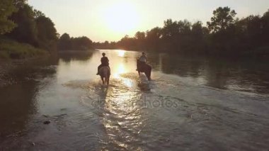 Anteni: geç güneşli sabah sığ nehir ata binerek iki kadın binici