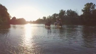 Yakın: splendid güneşli günde nehre ata binerek üç kız